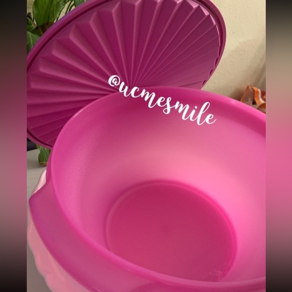 Tupperware Jumbo Berry Purple Servalier Salad Bowl - Picture 2 of 5